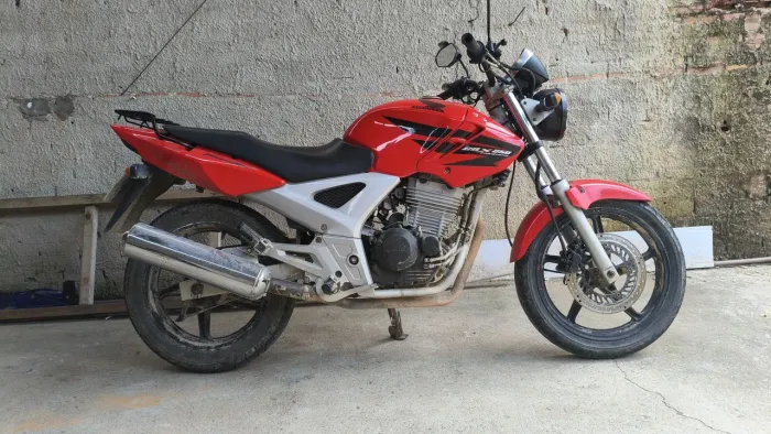 Tô vendendo minha Twister ou troco por uno ou outra carro econômico chama pro rolo