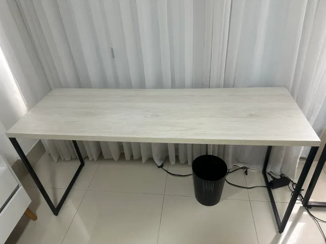 Escrivaninha retangular bege e preta
