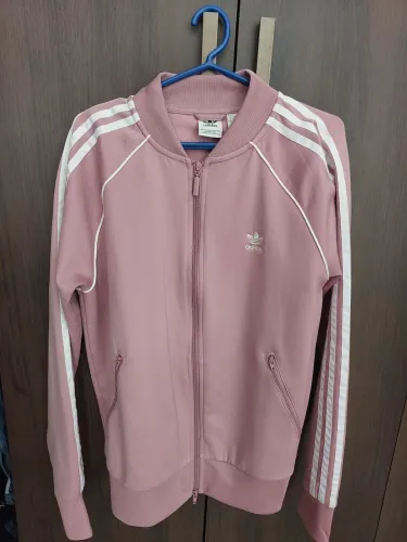 JAQUETA ESPORTIVA ADIDAS ORIGINALS ROSÊ. ACEITO OFERTA
