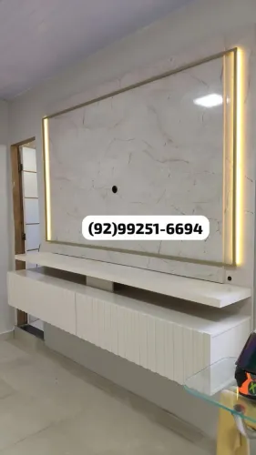 painel de tv suspenso 75 polegadas