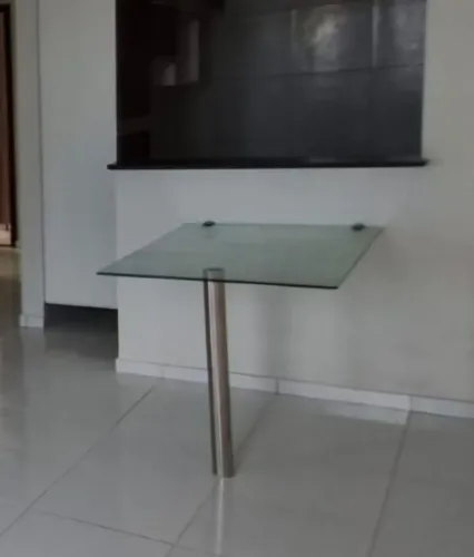 Mesa de vidro com base inox e fixadores de parede