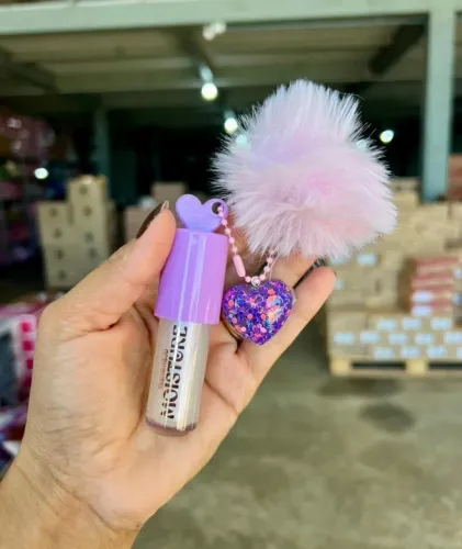 Gloss labial com chaveiro pompom