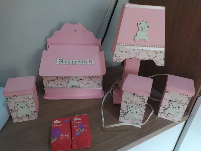 Kit farmácia, abajur (com três lampadas) e três potes (kit infantil)