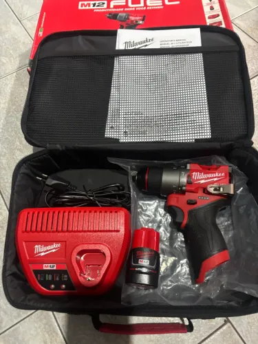 Parafusadeira milwaukee M12 nova sem uso mandril 1/2