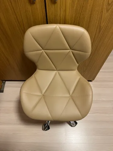 Cadeira escritório bege estofada