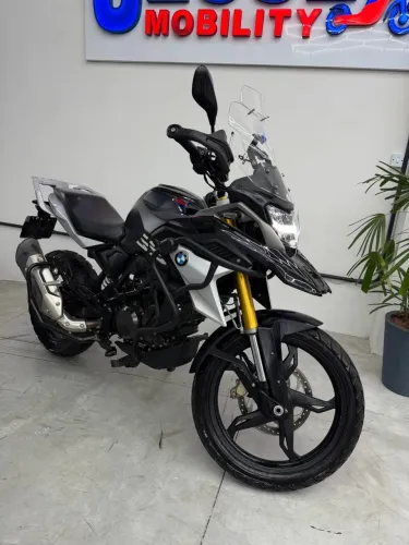 BMW G 310 GS TRIPLE BLACK 2025 ? COMPLETA, NA GARANTIA E COM ACESSÓRIOS!