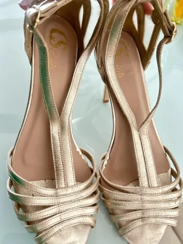 Sandália dourada em couro da Carmen Steffens 