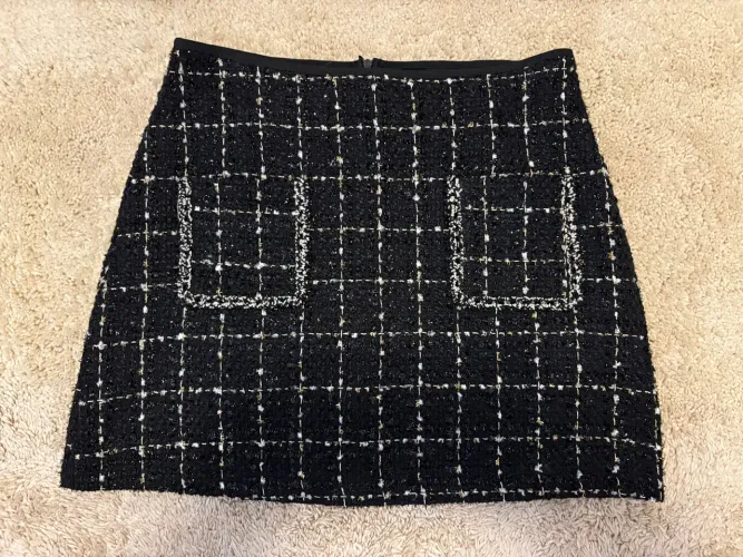 Mini saia de inverno preta com detalhes