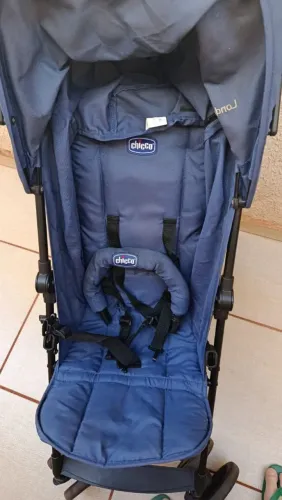 Carrinho de bebê em ótimo estado de conservação. 
