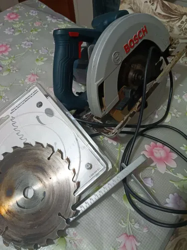 Serra circular Bosch GK150, pouco uso, a ompanham 2 discos dentados