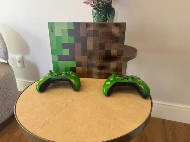 Xbox one s, versão limitada do minecraft (semi-novo)