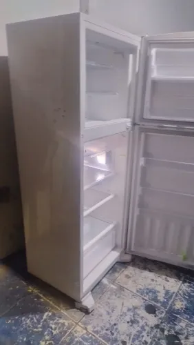 Vende-se uma geladeira