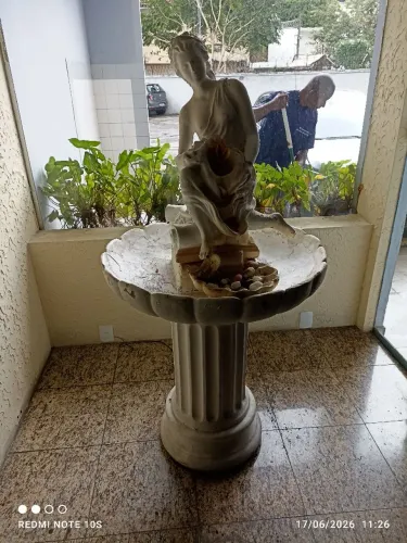Fonte de água 140cm para jardins, hotéis e projetos paisagísticos sofisticados.