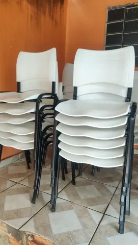 Cadeiras fixa ótimo estado ideal para igreja recepção 