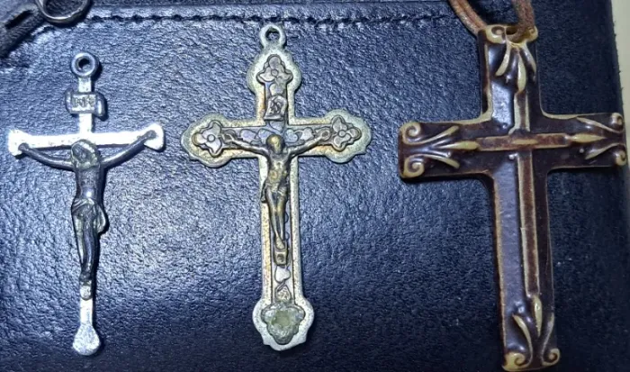 LOTE - CRUCIFIXOS ANTIGOS E DECORATIVOS