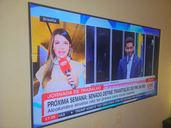 Smart TV Samsung Crystal UHD 4K 55" (Modelo: UN55AU7700GXZD) 