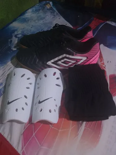 Vendo society umbro N 41 + 1 par de caneleira da Nike original + um par de meião