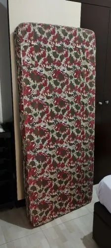 Colchão de solteiro com capa de tecido de brinde