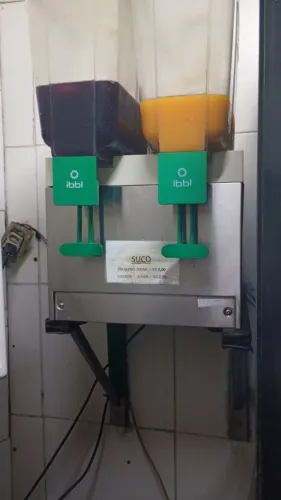 Refresqueira , pia inox e engradado de ks