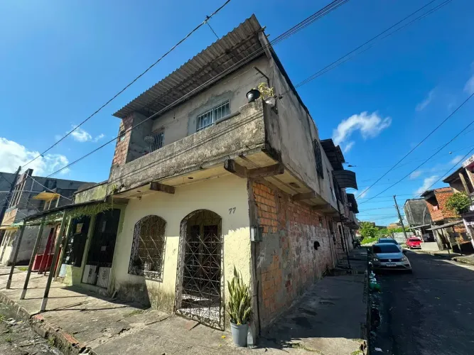 VEENDO PREDIO COM TRES CASAS