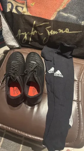 Chuteira Umbro + meião adidas