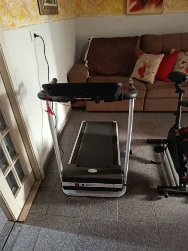 Vende-se, estou vendendo uma esteira elétrica e uma ergométrica semi nova.