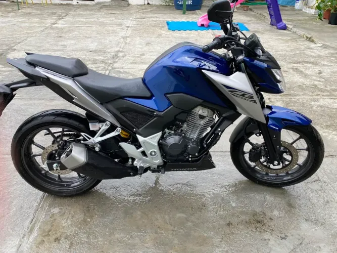 Moto CB 300