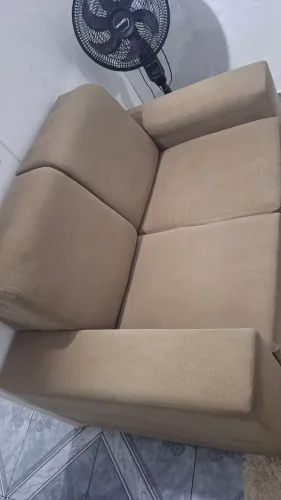 Vendo sofá de 2 lugares. Não faço entrega. Valor negociável. Aceito cartão de crédito.