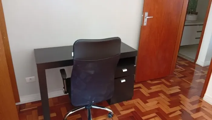 mesa de escritório com cadeira