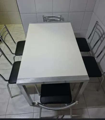 Vendo Mesa e cadeiras