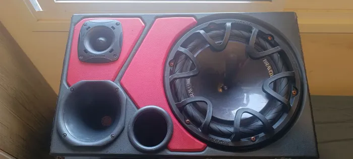 Subwoofer e módulo.