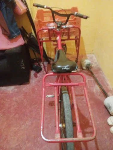Bicicleta cargueiro muito boa , toda no rolamento sem nem uma quebradura