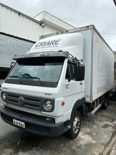 VW 8-160 2018 com baú carga seca