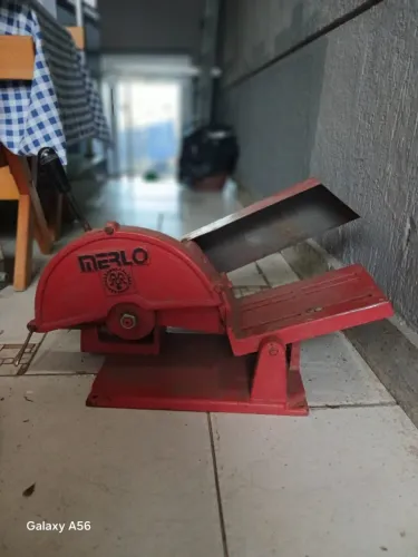 SERRA CIRCULAR INDUSTRIAL PARA MADEIRA MARCA MERLO. MUITO BEM CONSERVADA. SEM MOTOR.