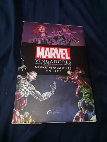 Case com livros, Marvel Vingores Todos Querem Dominar o Mundo/Novos Vingadores Motim!