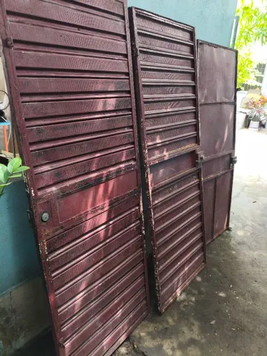 Vendo 3 portas ferro por 180