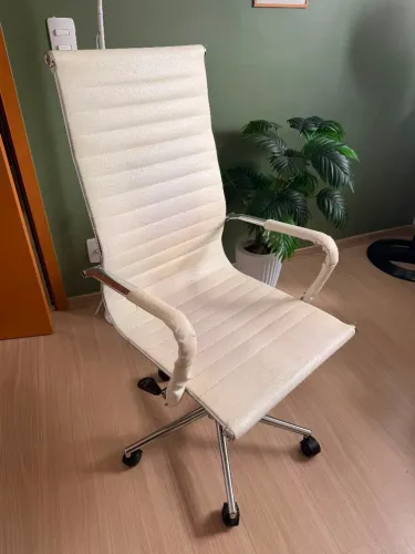 Cadeira de Escritório Executiva Branca - Nova, em Perfeito Estado