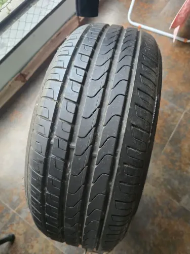 Pneu de carro pouco rodado  215/50 R17 91V