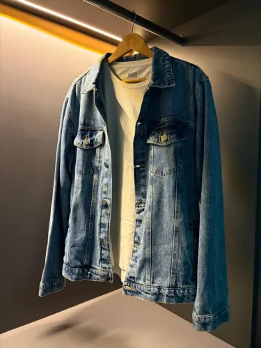 # Jaqueta Jeans YOUCOM e Camiseta Branca TACO