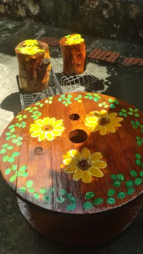 Mesa de madeira decorada e vernizada e bancos