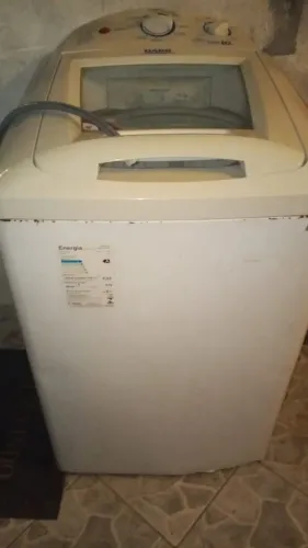 Máquina de lavar 10Kg semi nova, sem detalhes