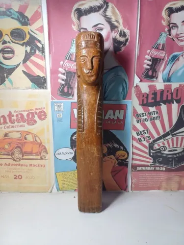 Escultura de madeira com suporte para pendurar 
