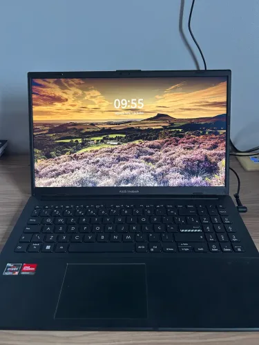 Notebook ASUS VivoBook Go 15 em excelente estado, sem detalhes e muito bem conservado.