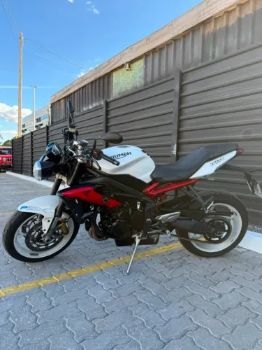TRIUMPH STREET TRIPLE 675R