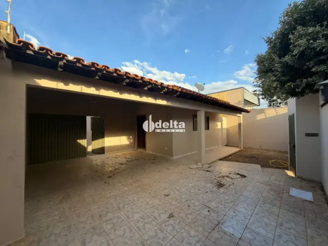 Casa com 3 quartos sendo 1 suíte disponível para locação no bairro Santa Mônica em Uberlân