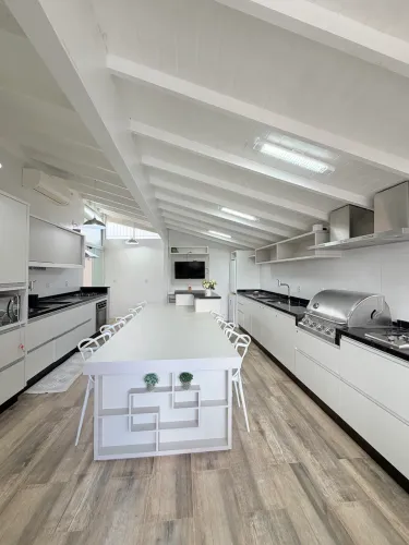 Casa estilo chalé a 150m da Praia de Ponta das Canas | Jacuzzi + Condomínio com Piscinas