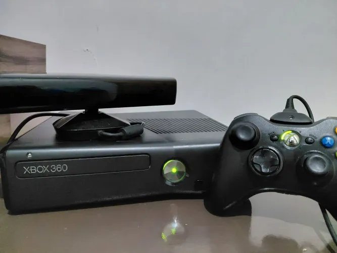 Xbox 360 Super Slim 250GB + Kinect + 65 Jogos (59 Digitais + 6 Físicos) USADO - R$ 900