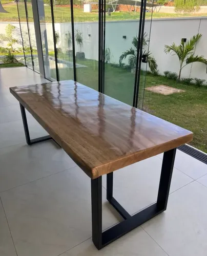Mesa com metalom