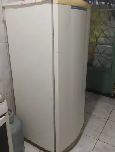 Geladeira de 300 litros descongela gelo seco