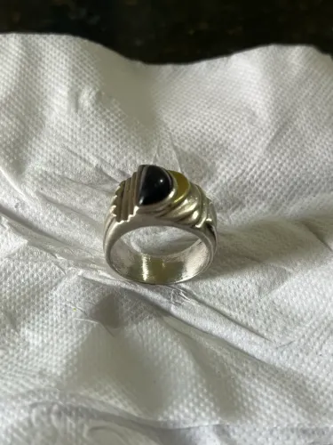 Anel de Prata com Pedra Preta e Detalhe em Ouro 18k